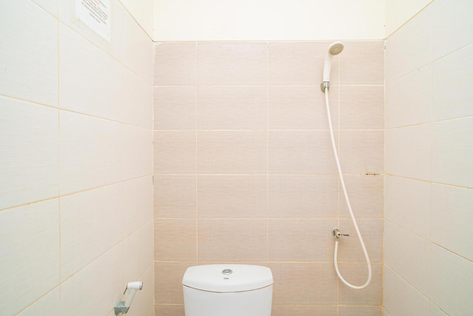Reddoorz Syariah Near Marvel City Mall 2 Σουραμπάγια Δωμάτιο φωτογραφία